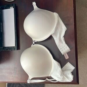 Victoria’s Secret 38D push up bra white, new NO tags